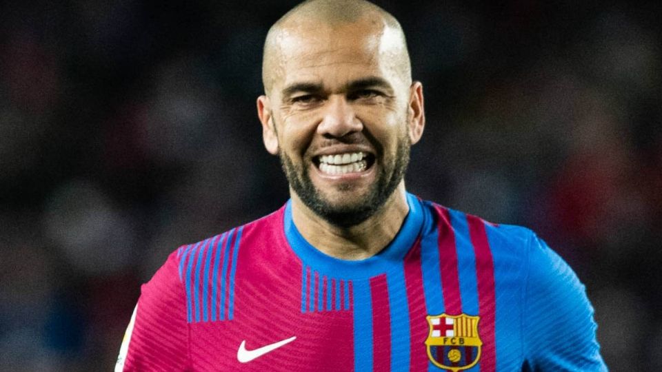 Incluso se menciona que un factor que hizo que Alves voltease a ver a los Pumas es el hecho de que el Barcelona los invitase a jugar el Trofeo Joan Gamper.

