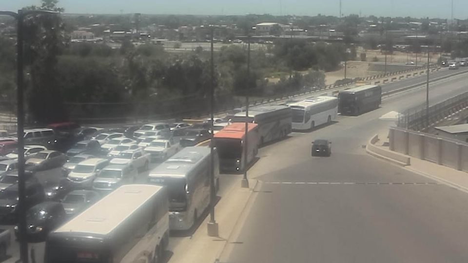 El Puente Juárez-Lincoln se encuentra a la mitad de su capacidad, una mejora en contraste a días anteriores donde estuvo a tope desde tempranas horas.

