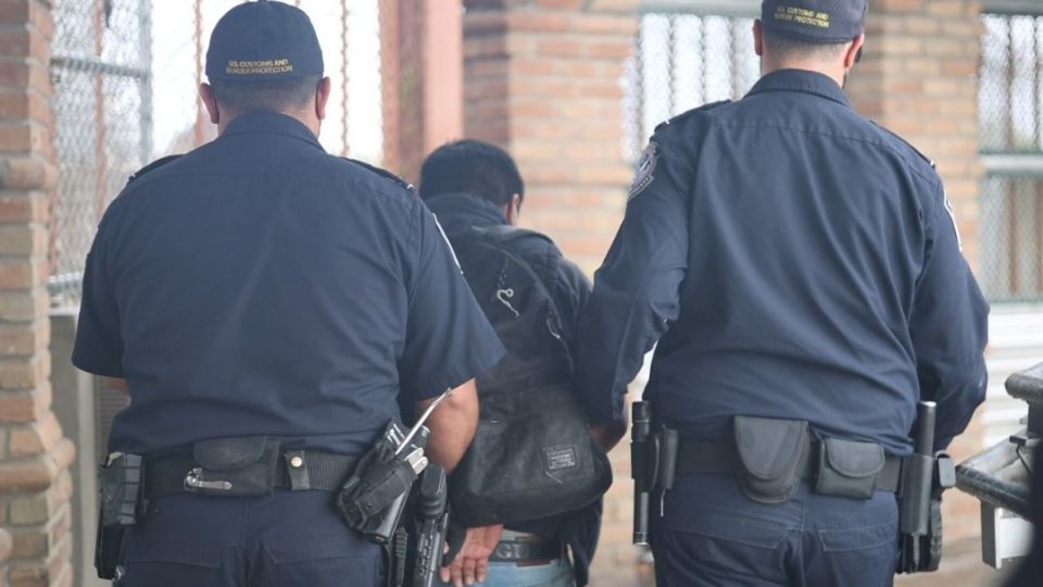 El tipo fue encerrado en la Cárcel Regional del Condado de Webb, para su posterior traslado o extradición a Round Rock, Texas, ciudad sobre la misma carretera interestatal 35, al norte de la ciudad capital.