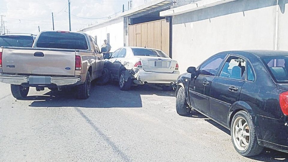 El conductor ebrio golpeó dos vehículos estacionados.