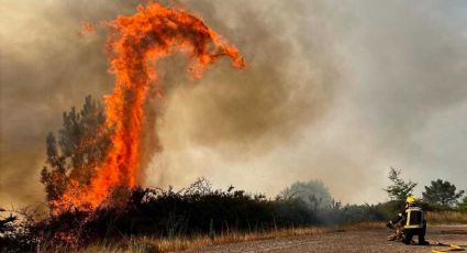 VIDEO Captan lucha entre un bombero y un impresionante tornado de fuego en forma de dragón