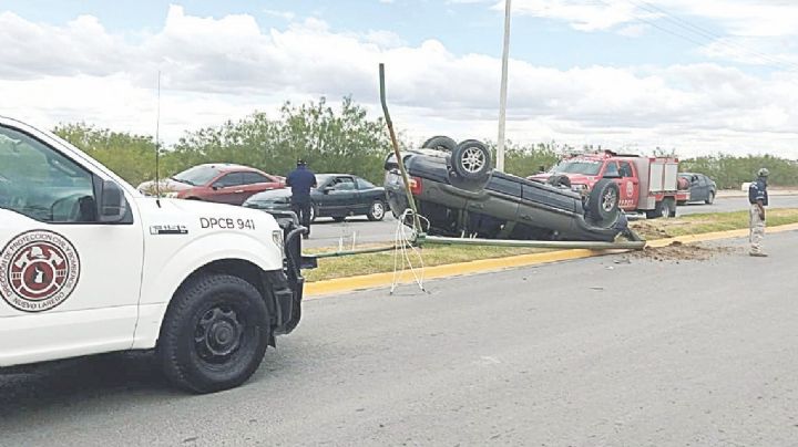 Sufre falla en Bulevar Carlos Canseco y termina con las llantas arriba
