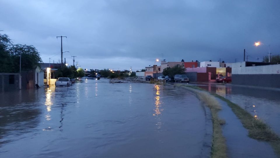 El brazo del Arroyo el Coyote, en La colonia Los Fresnos, se desbordó causando inundaciones en algunas calles.