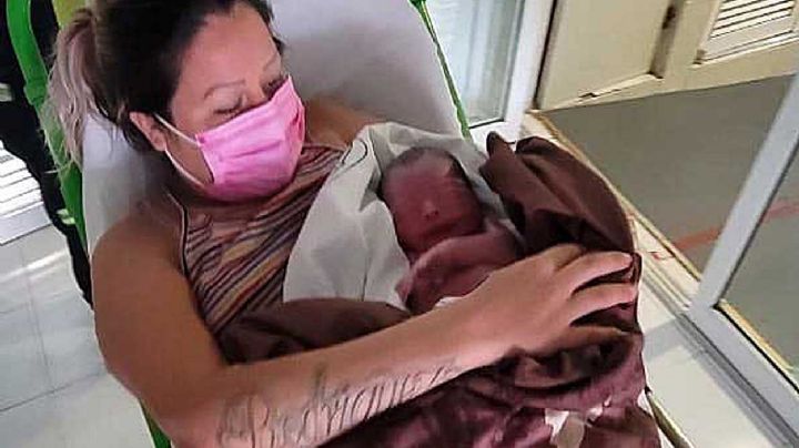 Parto "a la antigüita": madre da a luz en su casa asistida por su familia