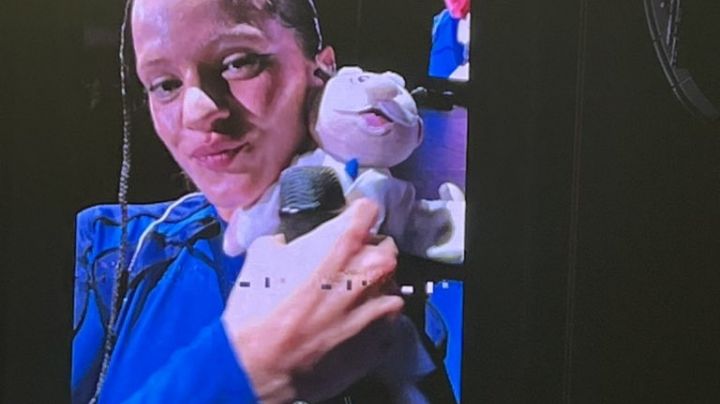 Nueva tradición: Artistas que han recibido un peluche del Dr. Simi como "recuerdito mexicano"  VIDEOS