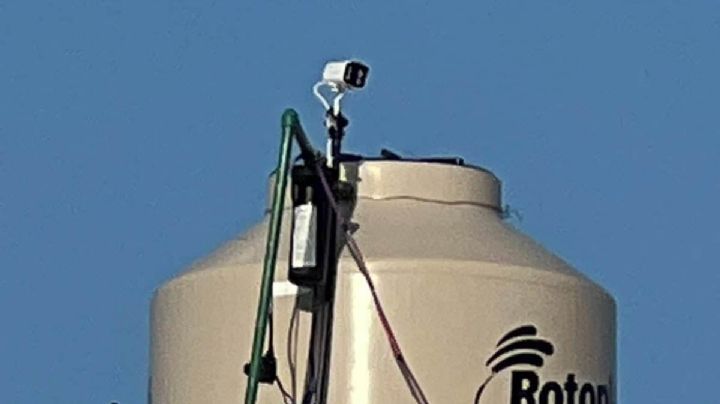 Con cámaras regios evitan robos de tinacos y agua en medio de la crisis