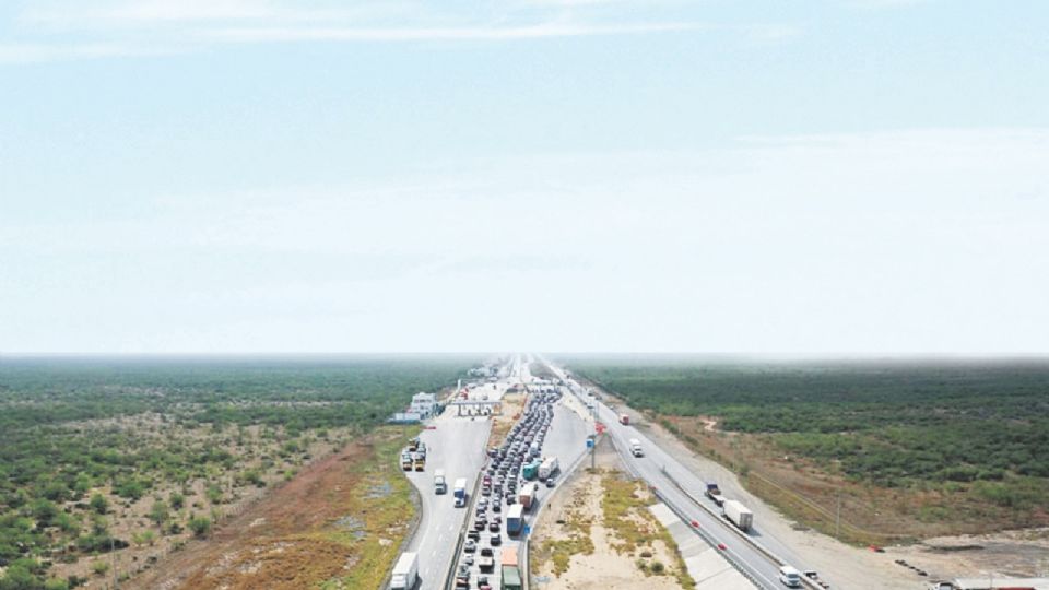 Largas filas se forman en las casetas de cobro de la autopista, debido a la tardanza con la que operan. 
