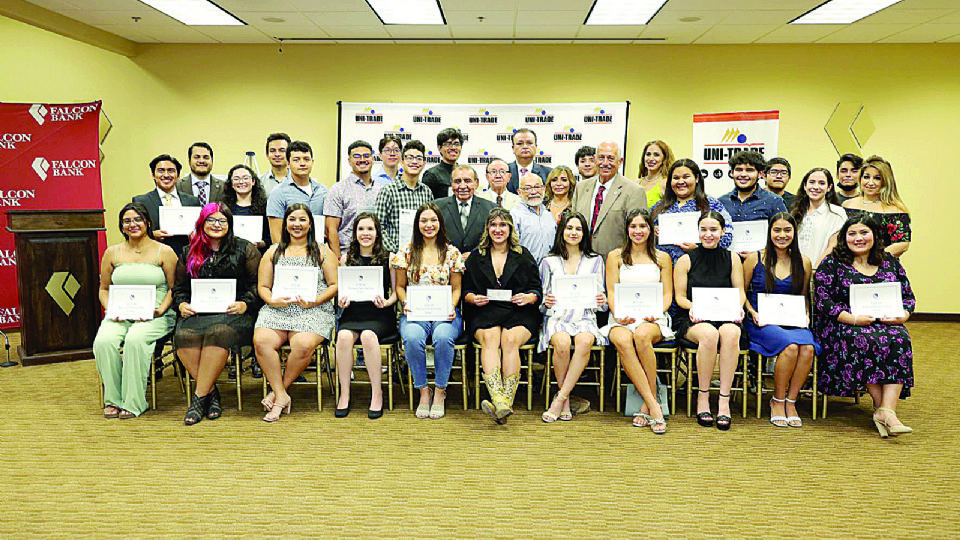 La organización LULAC Concilio 12 entregó 34 becas a estudiantes locales.