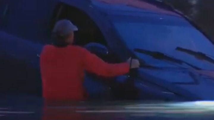 Reportero rescata a una mujer atrapada en una inundación en Dallas | VIDEO