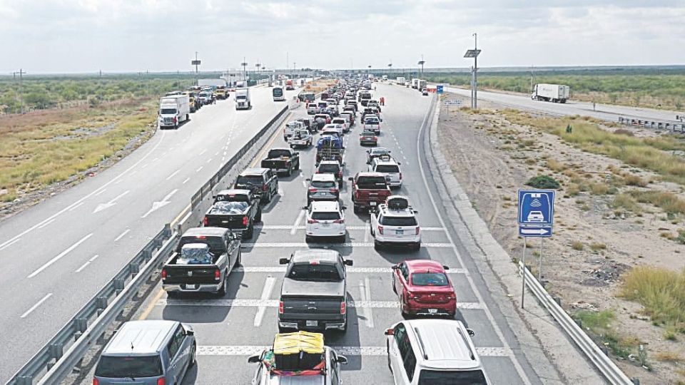 Los 'atorones' en las casetas de cobro son comunes en la carretera Monterrey-Laredo en su tramo La Gloria.