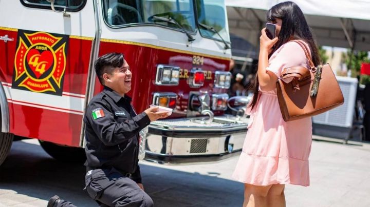 ¡Amor en llamas! Bombero le pide matrimonio a su novia y se vuelve viral