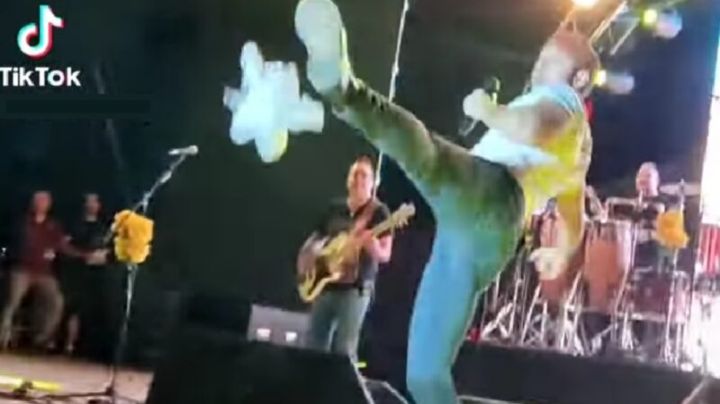 VIDEO | José Madero 'odia' al Dr. Simi y patea sus peluches en el escenario