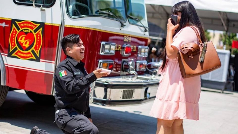 El elemento de auxilio aprovechó el Día del Bombero para declarar su amor eterno a su ahora prometida