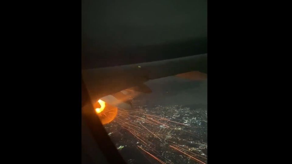 El motor del avión lució así durante el vuelo.