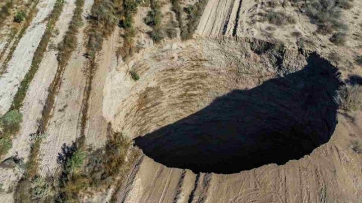 Se abre misterioso socavón en Chile, ¡no para de crecer!