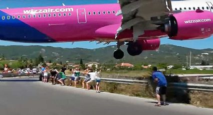 VIDEO | Avión de pasajeros casi les vuela la cabeza a turistas en aterrizaje