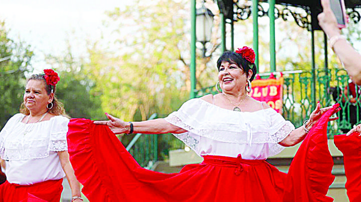 Festejan abuelitos con danzón en el centro