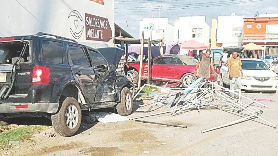 Dos mujeres atropelladas, dos autos chocados y destrozos en la pulga fue el saldo del percance.