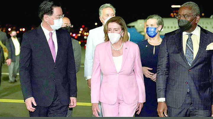 Llega Pelosi a Taiwán; se tensa relación EU y China