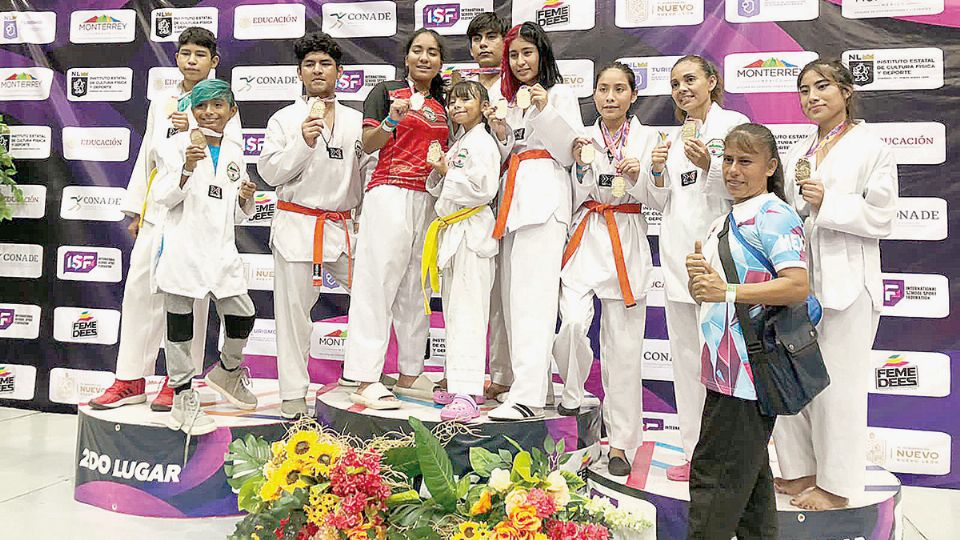 Taekwondoínes presumen sus medallas obtenidas en el Campeonato Nacional