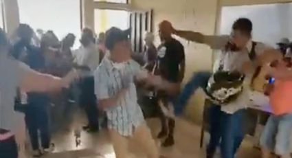 ¡Se agarran del chongo! Padres de familia protagonizan pelea campal en junta escolar l VIDEO