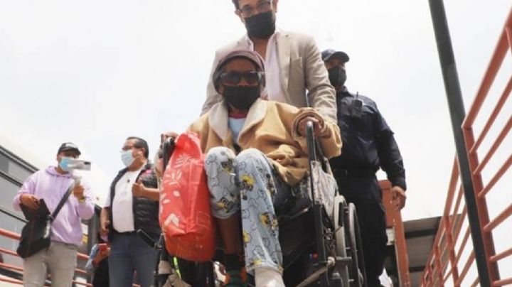 Abuelita de 70 años es abandonada en la calle por su único hijo