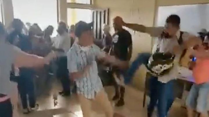 ¡Se agarran del chongo! Padres de familia protagonizan pelea campal en junta escolar l VIDEO