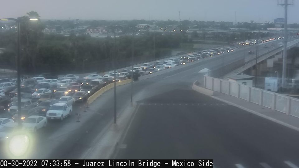 Largas filas se presentan esta mañana para cruzar hacia Laredo, Texas