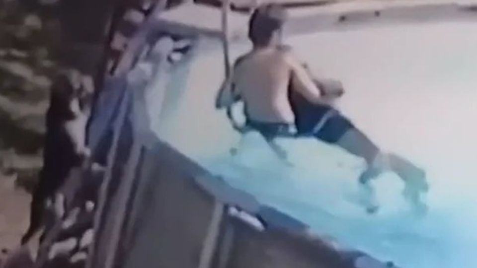 Gavin Keeney está siendo aclamado en las redes sociales pues no dudo ni un segundo en lanzarse a la piscina para rescatar a su madre