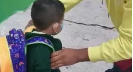 Niño se cae por el peso de su mochila en su primer día en el kínder | VIDEO