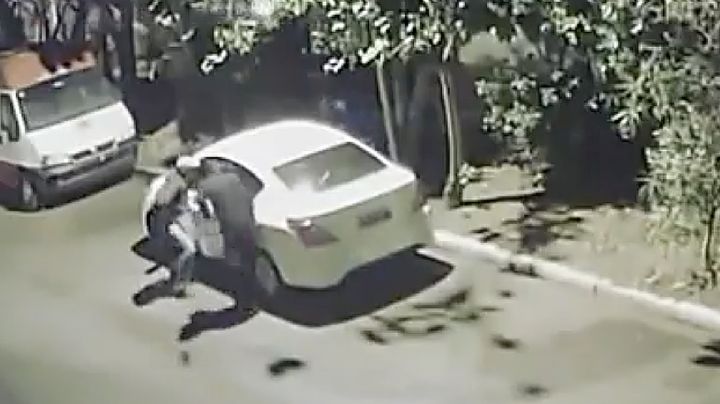 VIDEO | Asaltan a pareja que tenía relaciones dentro de un auto y los dejan desnudos