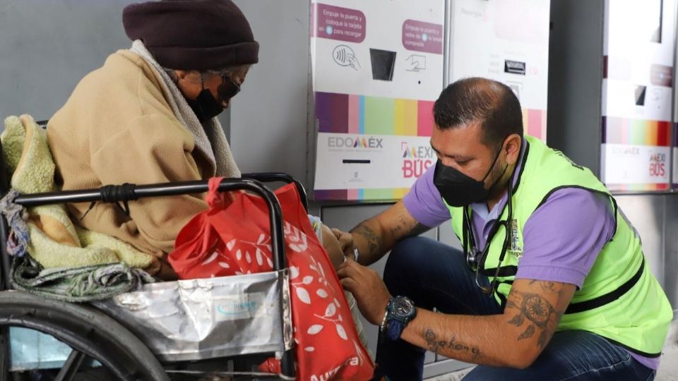 La mujer mayor pasó gran parte de la noche junto a la entrada de la estación, sufriendo las inclemencias de la madrugada y la tristeza de ser desamparada