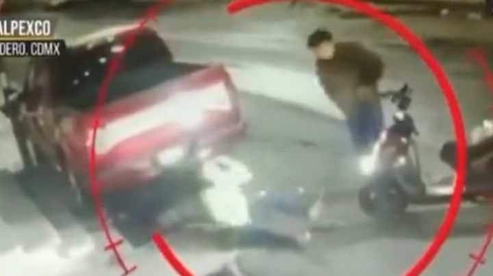 (IMÁGENES FUERTES) Golpea y arrolla a su mujer con moto; ella no lo quiso denunciar