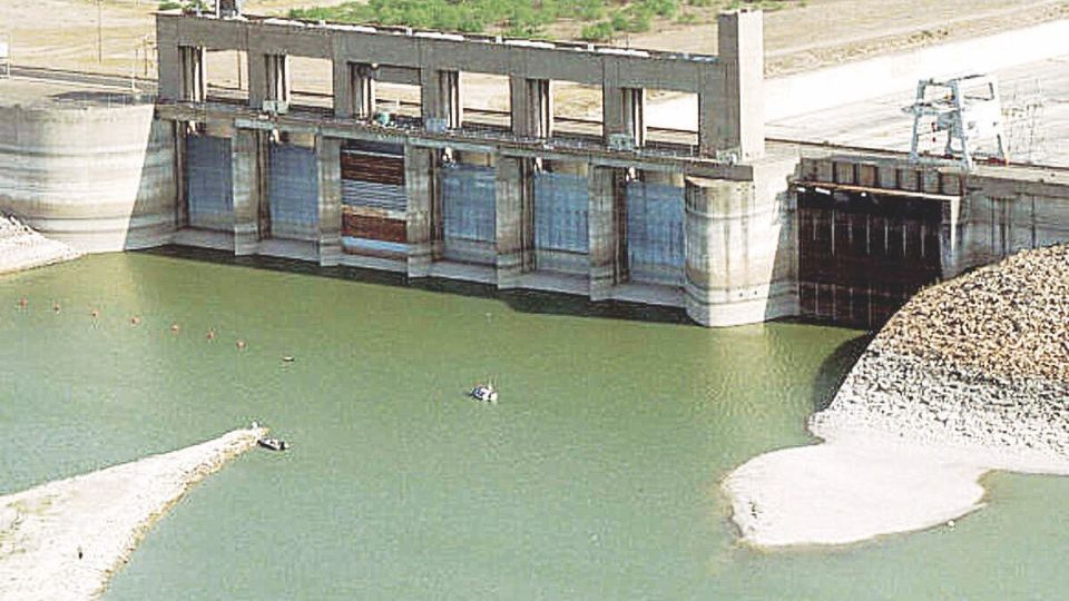 El agua de la presa Falcón está tan baja, que ya no alcanza a salir por las compuertas.