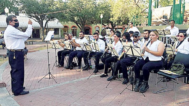 Bailan a buen ritmo con los ‘Jueves de Plaza’