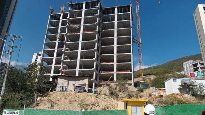 Fallecen dos trabajadores en Monterrey; cayeron al vacío