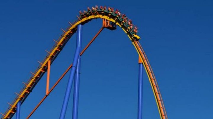 Mujer pierde la vida al caer de montaña rusa en movimiento