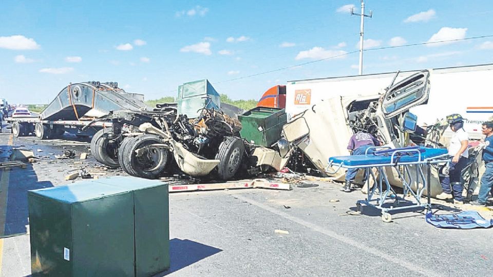 El tráiler llevaba pesadas estructuras de metal que cayeron encima de la cabina y lo dejaron atrapado.
