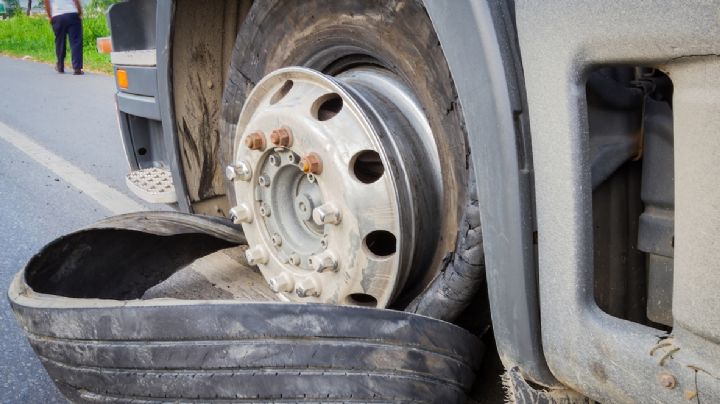 Hombre muere al ser golpeado por llanta de camión en carretera Interestatal 35