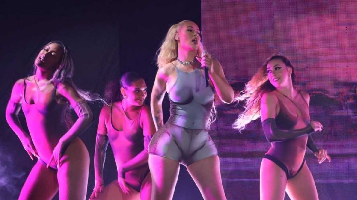 Iggy Azalea prende a los asistentes a la Sames Auto Arena de Laredo, TX