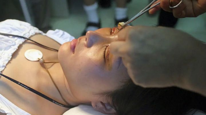Mujer termina con cuatro cejas tras pagar tatuaje cosmético económico | FOTOS