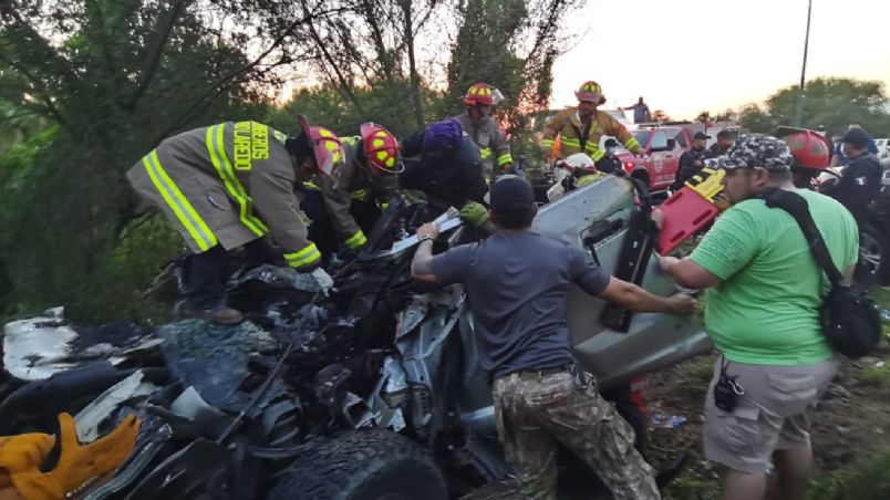 Tras el impacto, la camioneta Ford Raptor se incendió, dejando tres lesionados