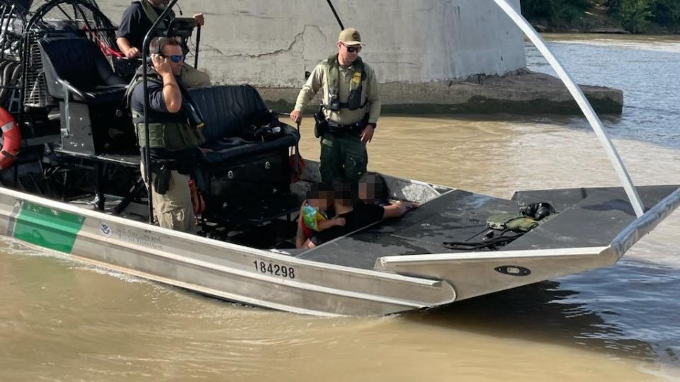 Se ha visto en varios grupos a niños dentro del río fronterizo.