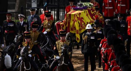 Llega féretro de Isabel II a Londres; el Rey Carlos III y sus hermanos escoltan en la procesión