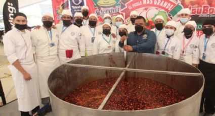 Tamaulipecos rompen Record Guinness cocinando 1800 litros de pozole | VIDEO