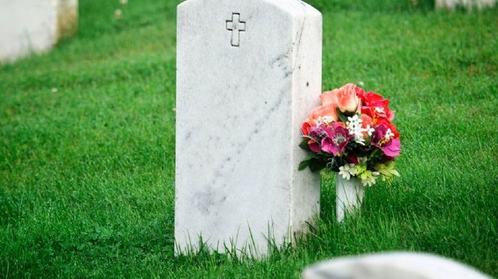 Niño visita la tumba de su madre para llevarle sus buenas calificaciones I VIDEO