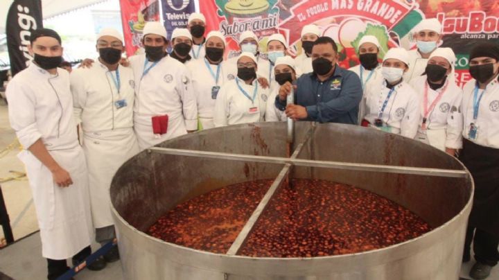Tamaulipecos rompen Record Guinness cocinando 1800 litros de pozole | VIDEO