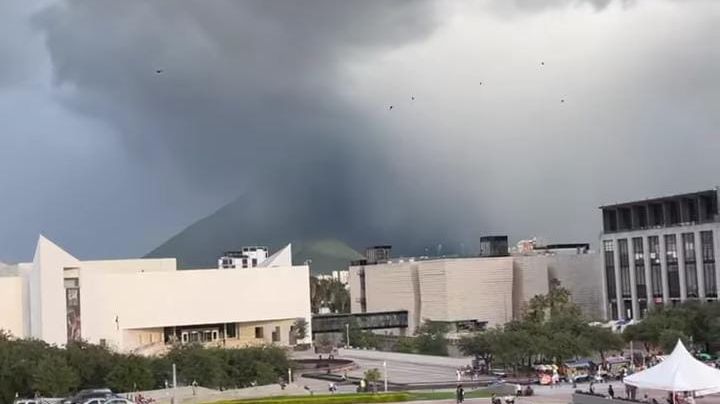 Les llueve a regios en su tarde de Grito de Independencia