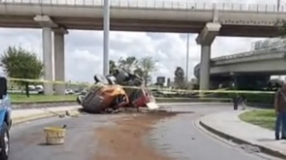 El conductor del trailer falleció de manera instantánea al volcarse la pesad unidad