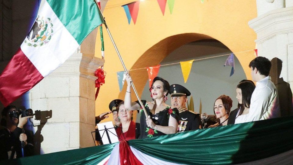 La alcaldesa dio el Grito ante una explanada llena.